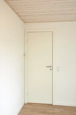 Stabil hvidmalet dør 82,5 x 204 cm